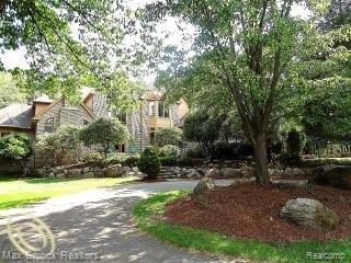 front view for 1465 Oak Hollow Dr, Milford, Mi. 48380