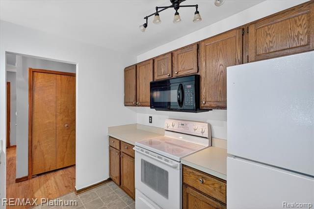 Builiding view four for 226 Meadow Pointe, Fenton, MI. 48430