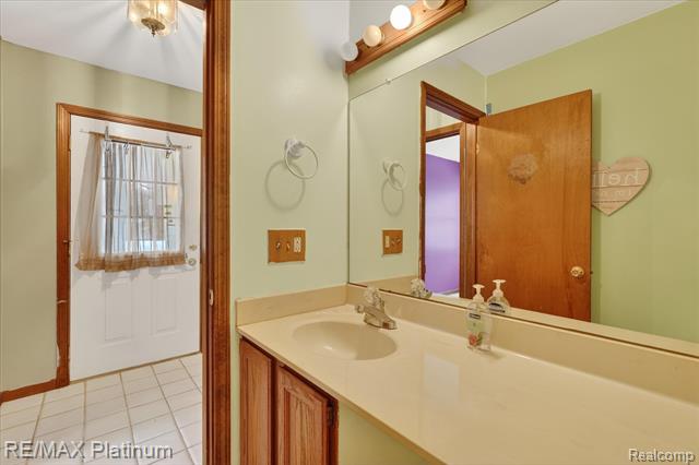 Builiding view thirteen for 226 Meadow Pointe, Fenton, MI. 48430