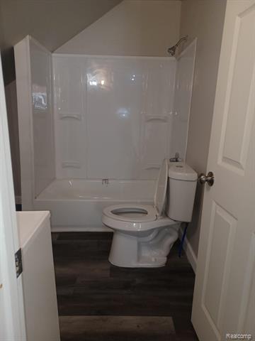 Builiding view eighteen for 15496 Minock, Detroit, MI. 48223