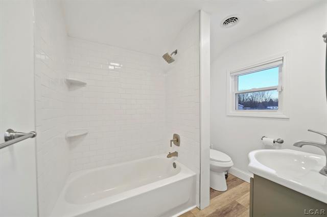 Builiding view eighteen for 528 18Th, Jackson, MI. 49203