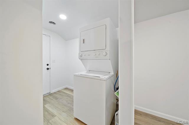 Builiding view seventeen for 528 18Th, Jackson, MI. 49203