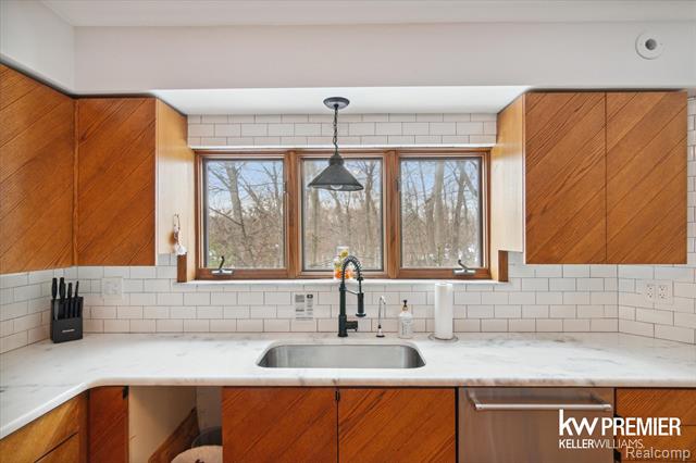 Builiding view seventeen for 897 Annie Lang, Milford, MI. 48381