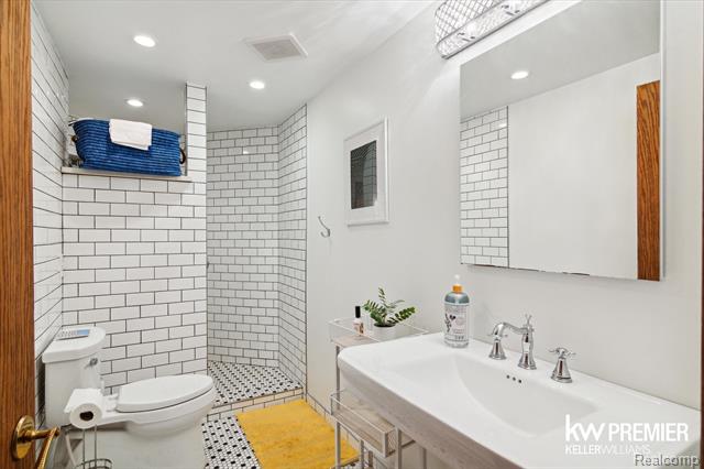 Builiding view twenty one for 897 Annie Lang, Milford, MI. 48381