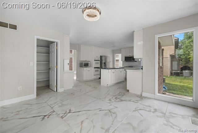 Builiding view ten for 7386 Woodlore, West Bloomfield, MI. 48323