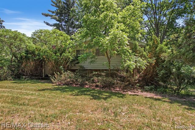 front view for 4555 Arrowhead Rd, West Bloomfield, Mi. 48323