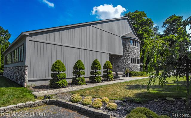 Builiding view fifteen for 5160 Fenton, Fenton, MI. 48430