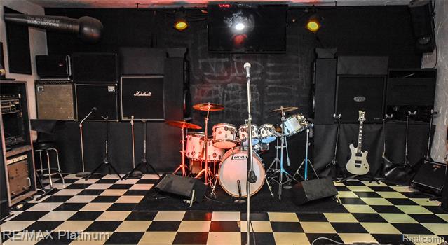 Builiding view fifty eight for 5160 Fenton, Fenton, MI. 48430