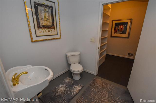 Builiding view fifty five for 5160 Fenton, Fenton, MI. 48430