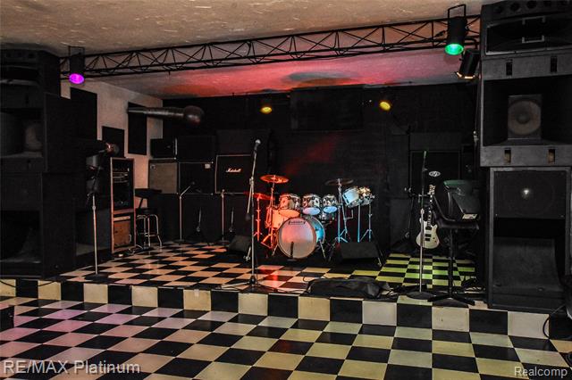 Builiding view fifty seven for 5160 Fenton, Fenton, MI. 48430