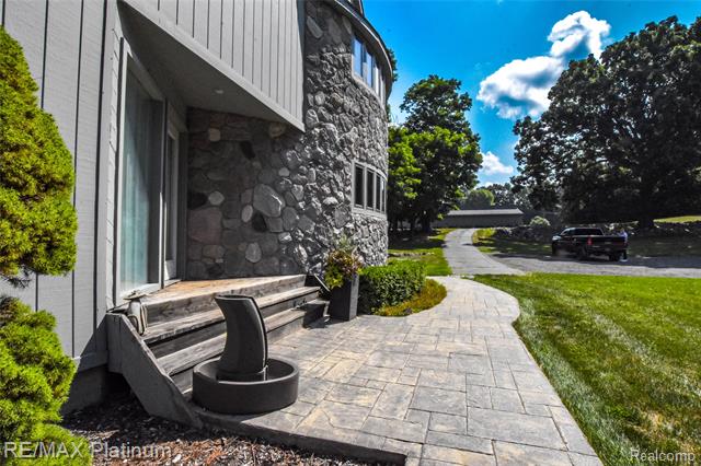 Builiding view seventeen for 5160 Fenton, Fenton, MI. 48430