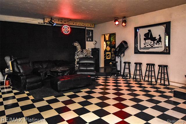 Builiding view sixty one for 5160 Fenton, Fenton, MI. 48430