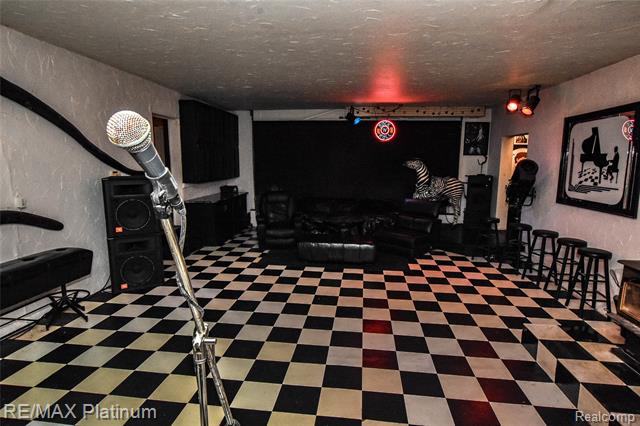 Builiding view sixty for 5160 Fenton, Fenton, MI. 48430