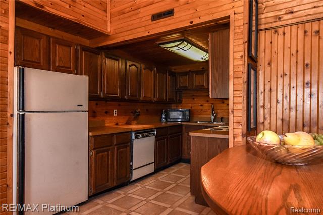 Builiding view thirty eight for 5160 Fenton, Fenton, MI. 48430