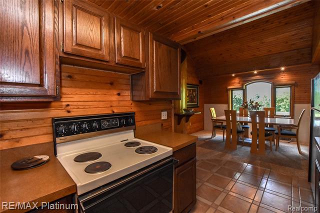 Builiding view thirty nine for 5160 Fenton, Fenton, MI. 48430