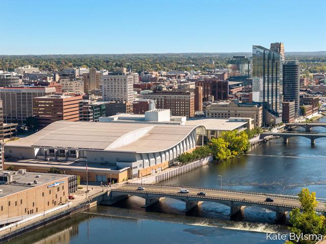 Builiding view forty eight for 144 Oakes, Grand Rapids, MI. 49503