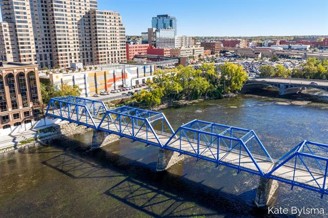 Builiding view forty five for 144 Oakes, Grand Rapids, MI. 49503