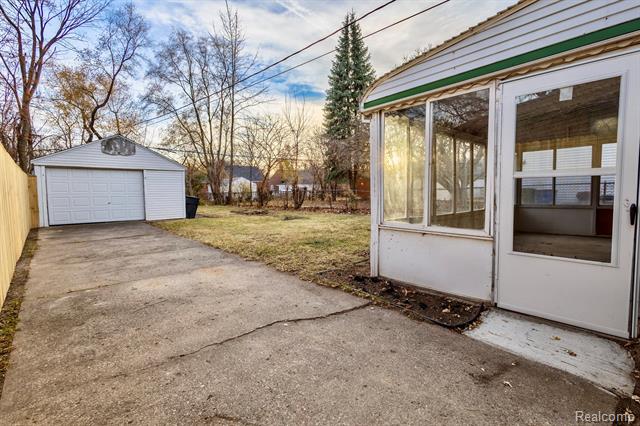 Builiding view twenty eight for 16476 Rossini, Detroit, MI. 48205