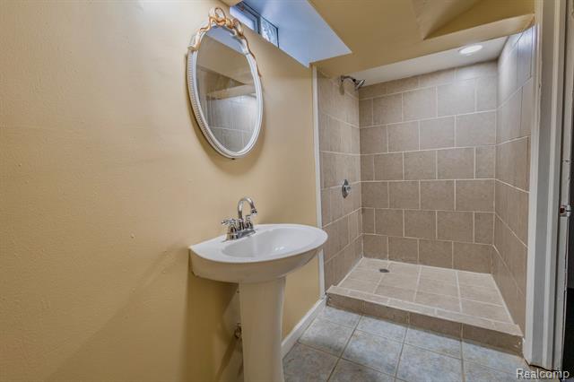 Builiding view twenty six for 16476 Rossini, Detroit, MI. 48205