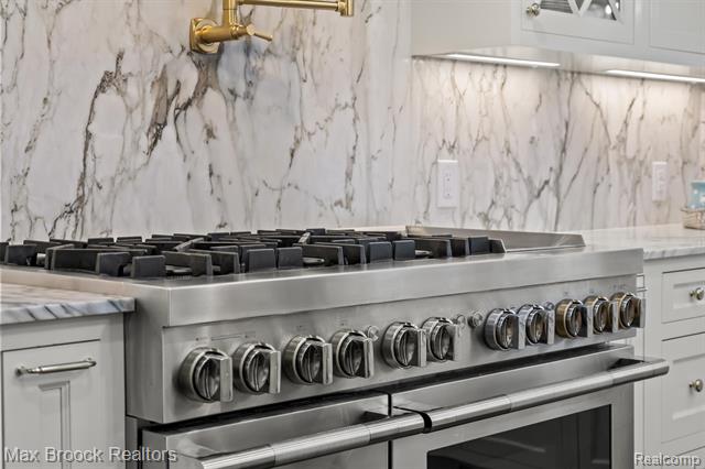 Builiding view eleven for 3325 Timberlake, Walled Lake, MI. 48390