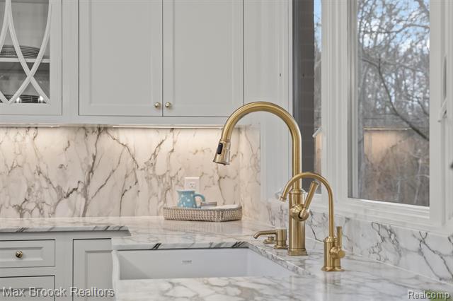 Builiding view sixteen for 3325 Timberlake, Walled Lake, MI. 48390