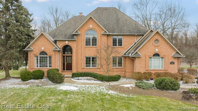 front view for 295 Heritage Dr, Milford, Mi. 48381