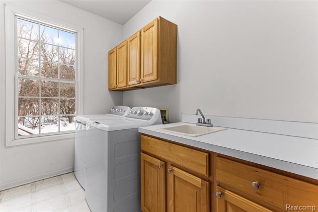 Builiding view eighteen for 7567 Windgate, West Bloomfield, MI. 48323