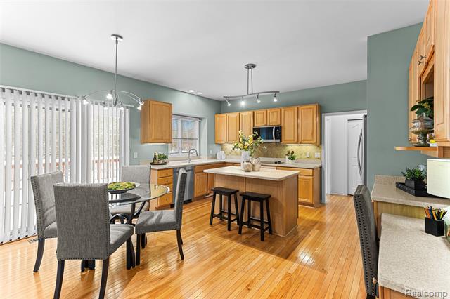 Builiding view thirteen for 7567 Windgate, West Bloomfield, MI. 48323