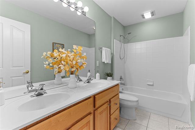 Builiding view thirty four for 7567 Windgate, West Bloomfield, MI. 48323