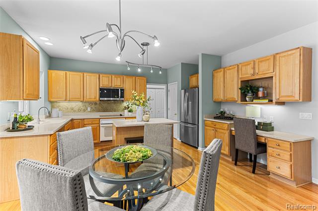 Builiding view twelve for 7567 Windgate, West Bloomfield, MI. 48323