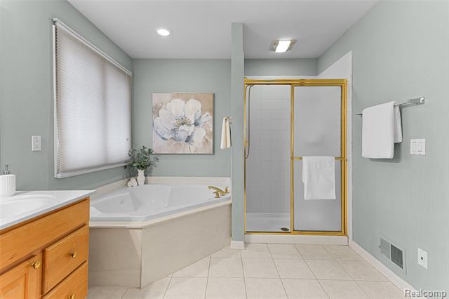 Builiding view twenty four for 7567 Windgate, West Bloomfield, MI. 48323