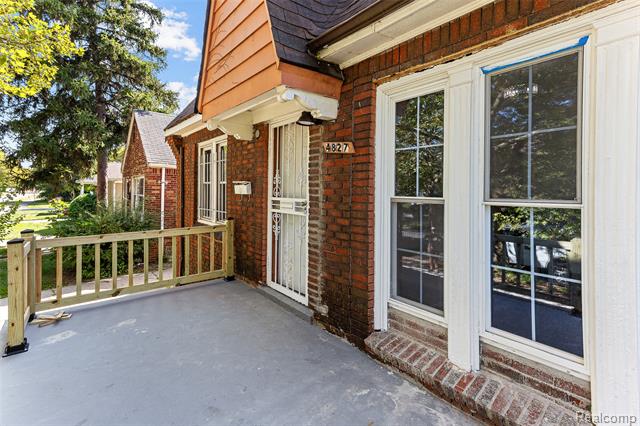 Builiding view one for 4827 Gray, Detroit, MI. 48215