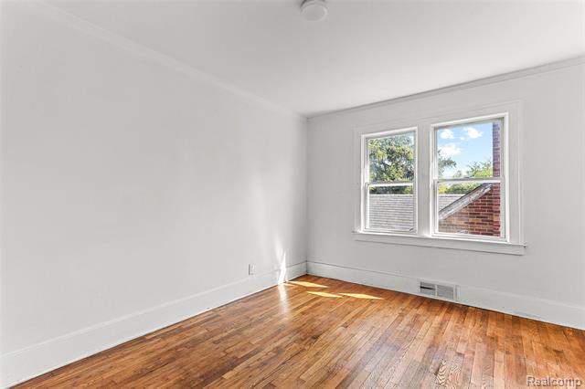 Builiding view seventeen for 4827 Gray, Detroit, MI. 48215