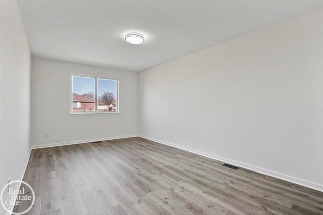 Builiding view fifteen for 30601 Victoria, New Baltimore, MI. 48051