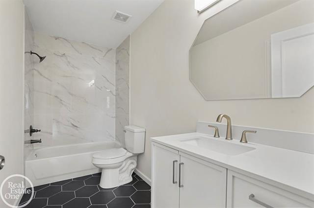 Builiding view sixteen for 30601 Victoria, New Baltimore, MI. 48051