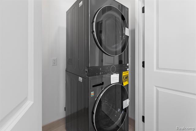 Builiding view twenty four for 1713 Pallister, Detroit, MI. 48206