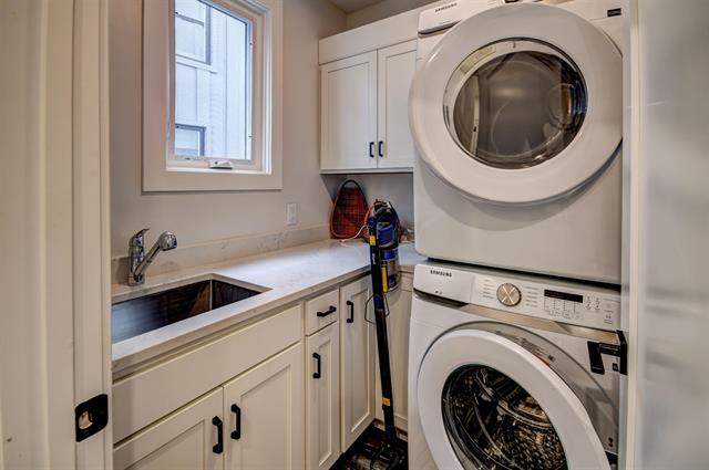 Builiding view twenty two for 208 Gillis, Traverse City, MI. 49684