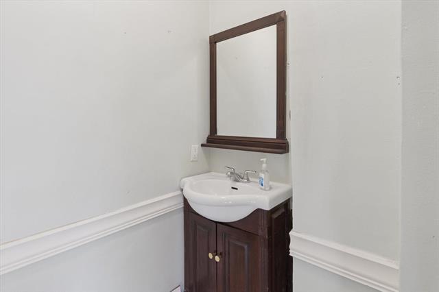 Builiding view twenty nine for 418 Woodworth, Alma, MI. 48801