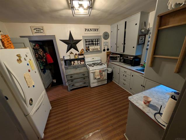 Builiding view four for 1846 Mills, Muskegon, MI. 49445