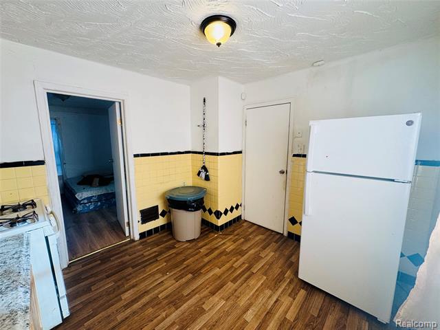 Builiding view eleven for 19373 Eureka, Detroit, MI. 48234