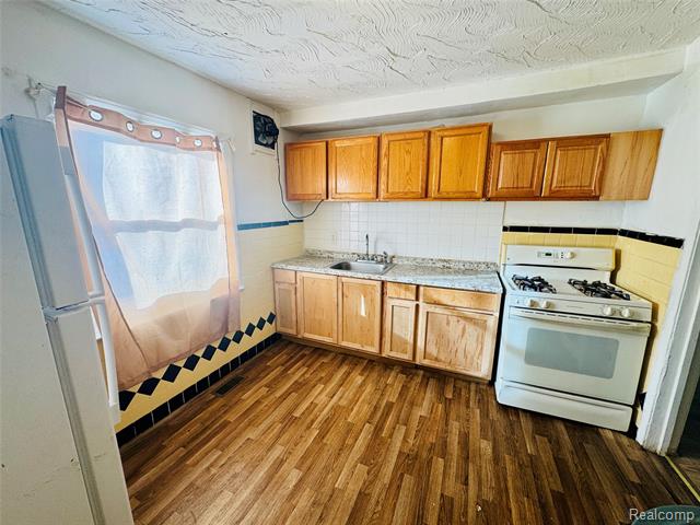 Builiding view ten for 19373 Eureka, Detroit, MI. 48234