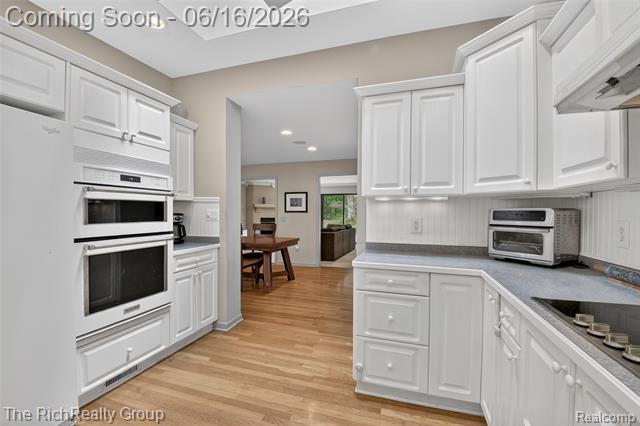 Builiding view nineteen for 2300 Stoney Blf, Milford, MI. 48381