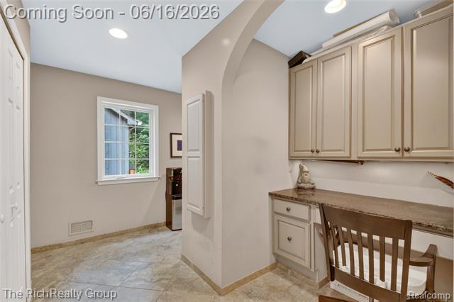 Builiding view twenty four for 2300 Stoney Blf, Milford, MI. 48381