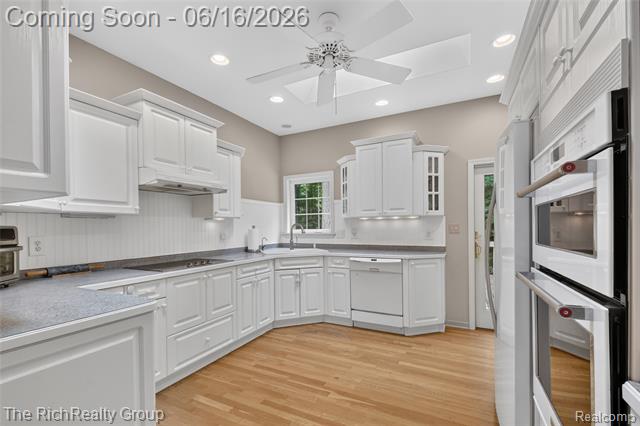 Builiding view twenty one for 2300 Stoney Blf, Milford, MI. 48381