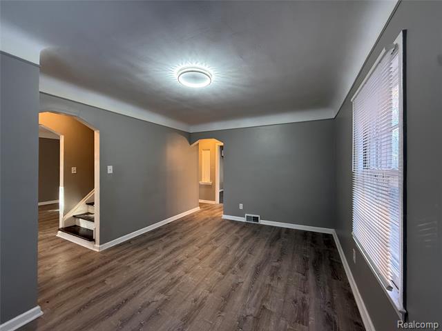 Builiding view eight for 18611 Pinehurst, Detroit, MI. 48221