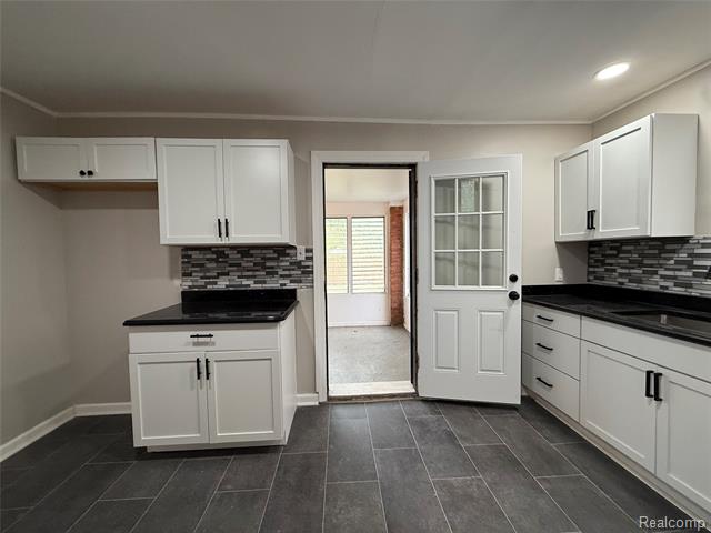 Builiding view eighteen for 18611 Pinehurst, Detroit, MI. 48221