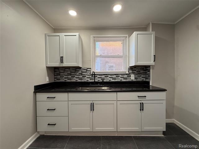 Builiding view fifteen for 18611 Pinehurst, Detroit, MI. 48221