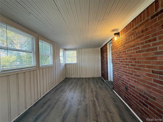 Builiding view fifty for 18611 Pinehurst, Detroit, MI. 48221