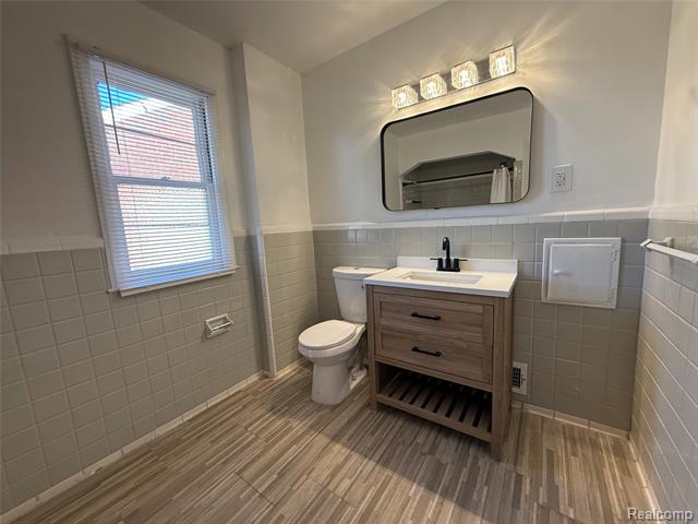 Builiding view forty four for 18611 Pinehurst, Detroit, MI. 48221