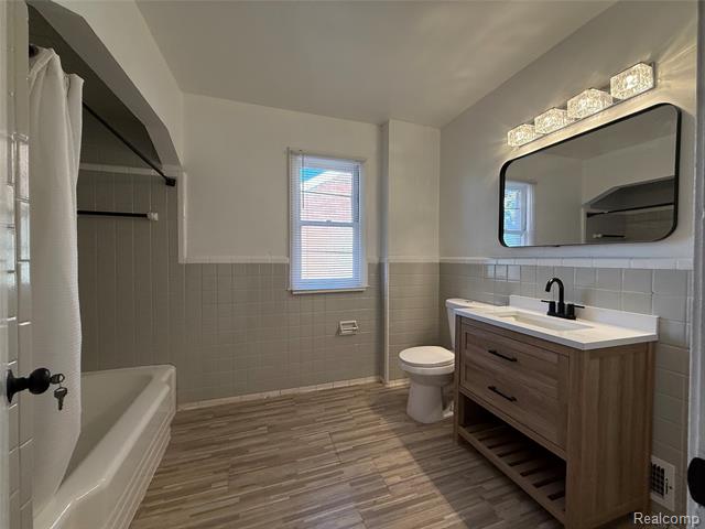 Builiding view forty one for 18611 Pinehurst, Detroit, MI. 48221